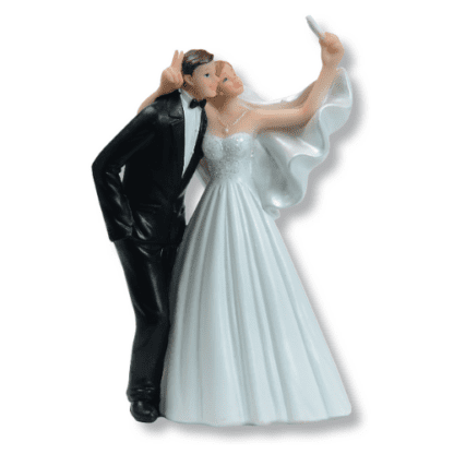 figurine mariés selfie résine : 1 pièce - Livré dans sa boite de présentation individuelle Dimensions : H. 14,5 cm Matière : résine Couleur : noir et blanc Référence : 4009 Thème : Mariage - toppers de gâteau de mariage - figurine de pièce montée de mariage - Mondo Déco entreprise française