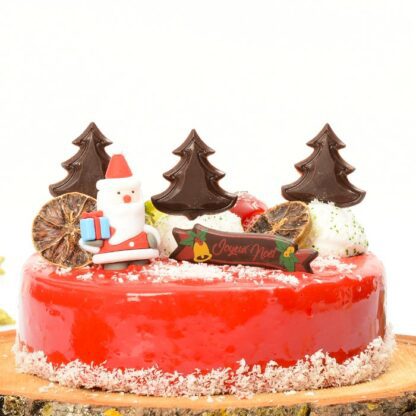 Gâteau rouge décoration de noël avec père-noël, citron vert déshydraté, sapins en chocolat - Mondo Déco