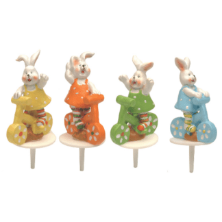 Lapins en bicyclette : 200 pièces Sur pique en plastique Dimensions hors pique : H. 4,5 cm Matière : résine Couleur : multicolore Référence : 166 Décors pâtissiers Thème : Pâques - Mondo Déco entreprise française